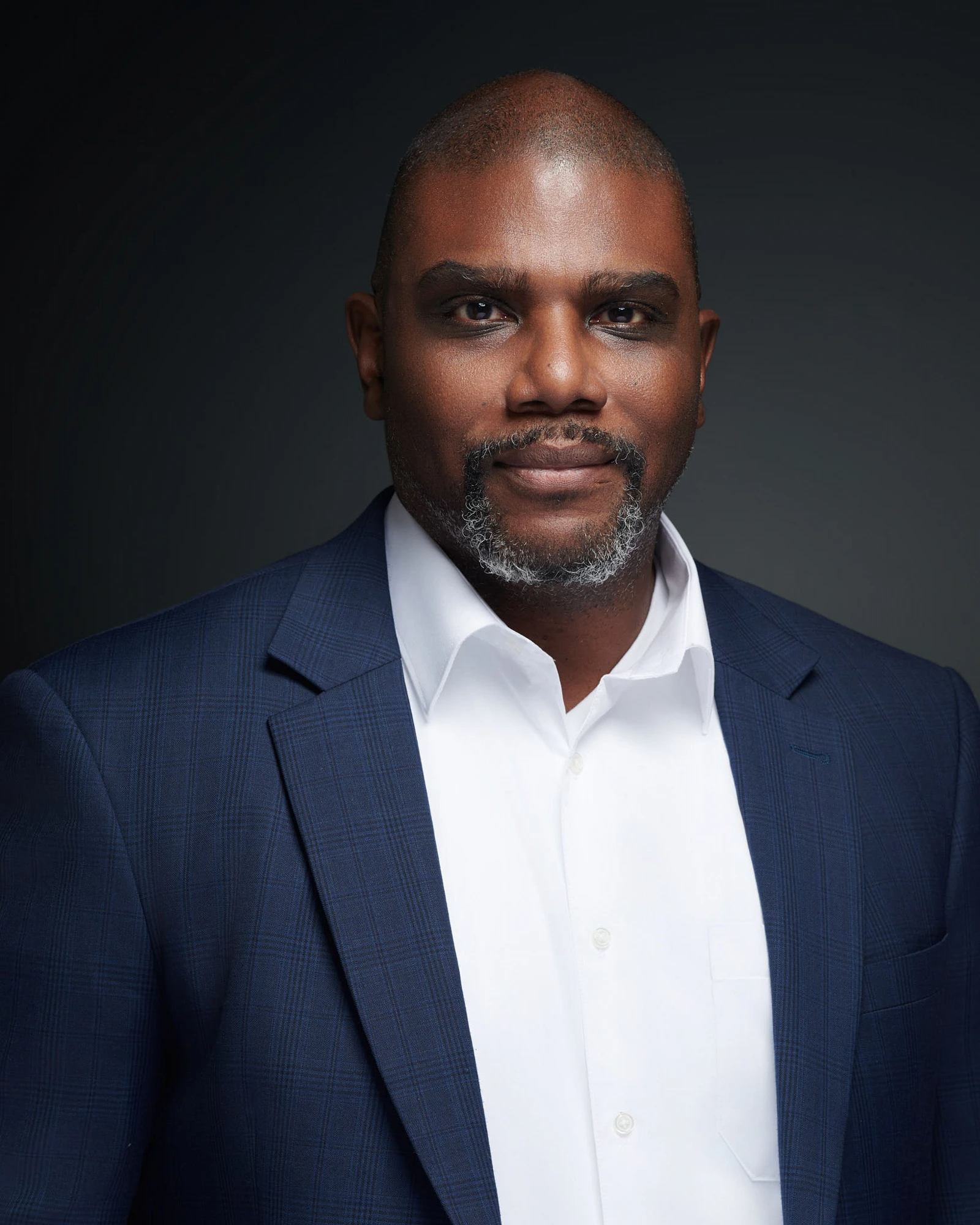 Portrait de David Casseus, regard direct vers l'objectif, en studio